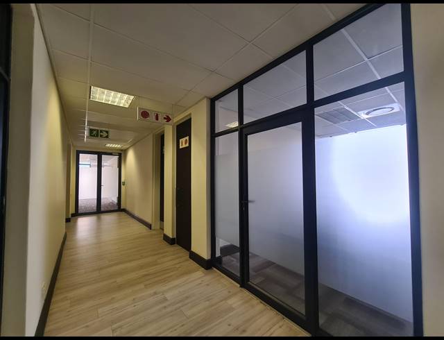 1,691M² OFFICE FOR SALE IN BRYANSTON